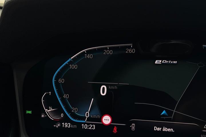 Blå BMW 330e fra 2022