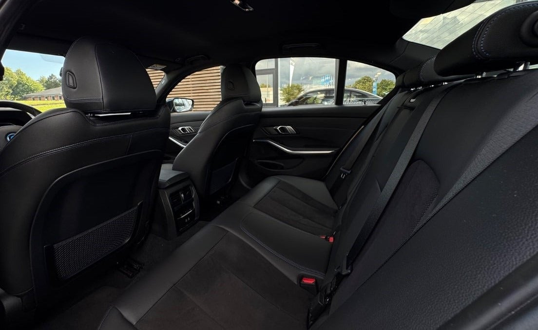 Blå BMW 330e fra 2022