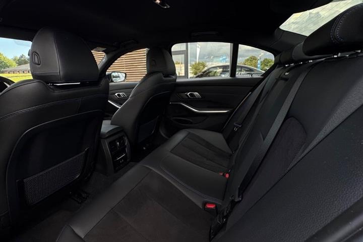 Blå BMW 330e fra 2022
