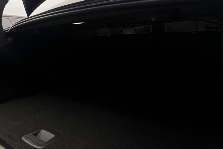 Blå BMW 330e fra 2022