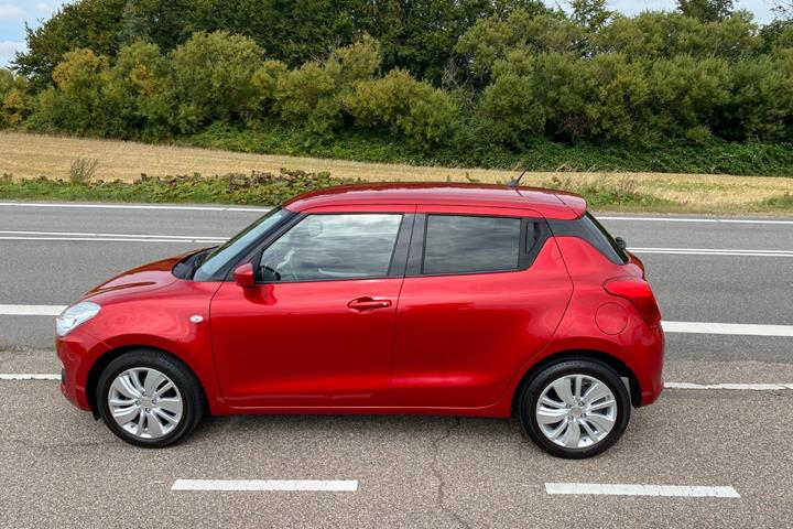Rød Suzuki Swift fra 2018