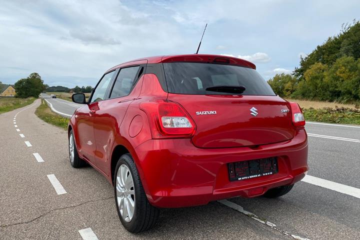 Rød Suzuki Swift fra 2018
