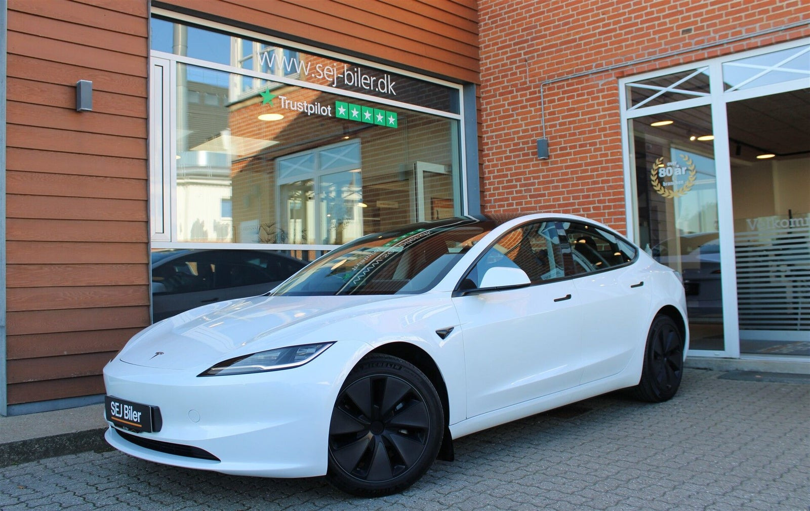 Hvid Tesla Model 3 fra 2024