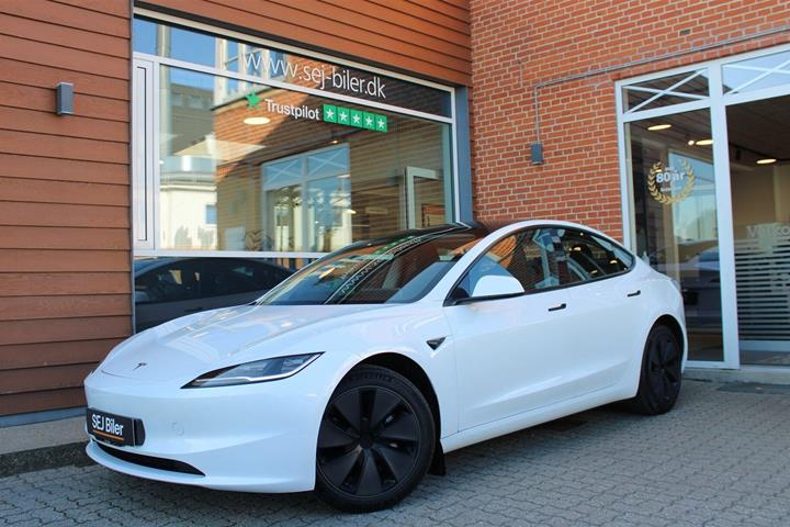 Hvid Tesla Model 3 fra 2024