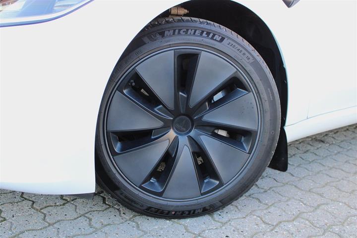 Hvid Tesla Model 3 fra 2024