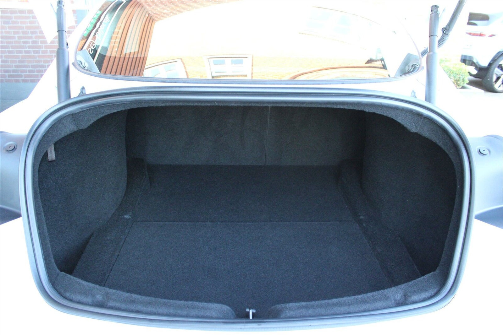 Hvid Tesla Model 3 fra 2024
