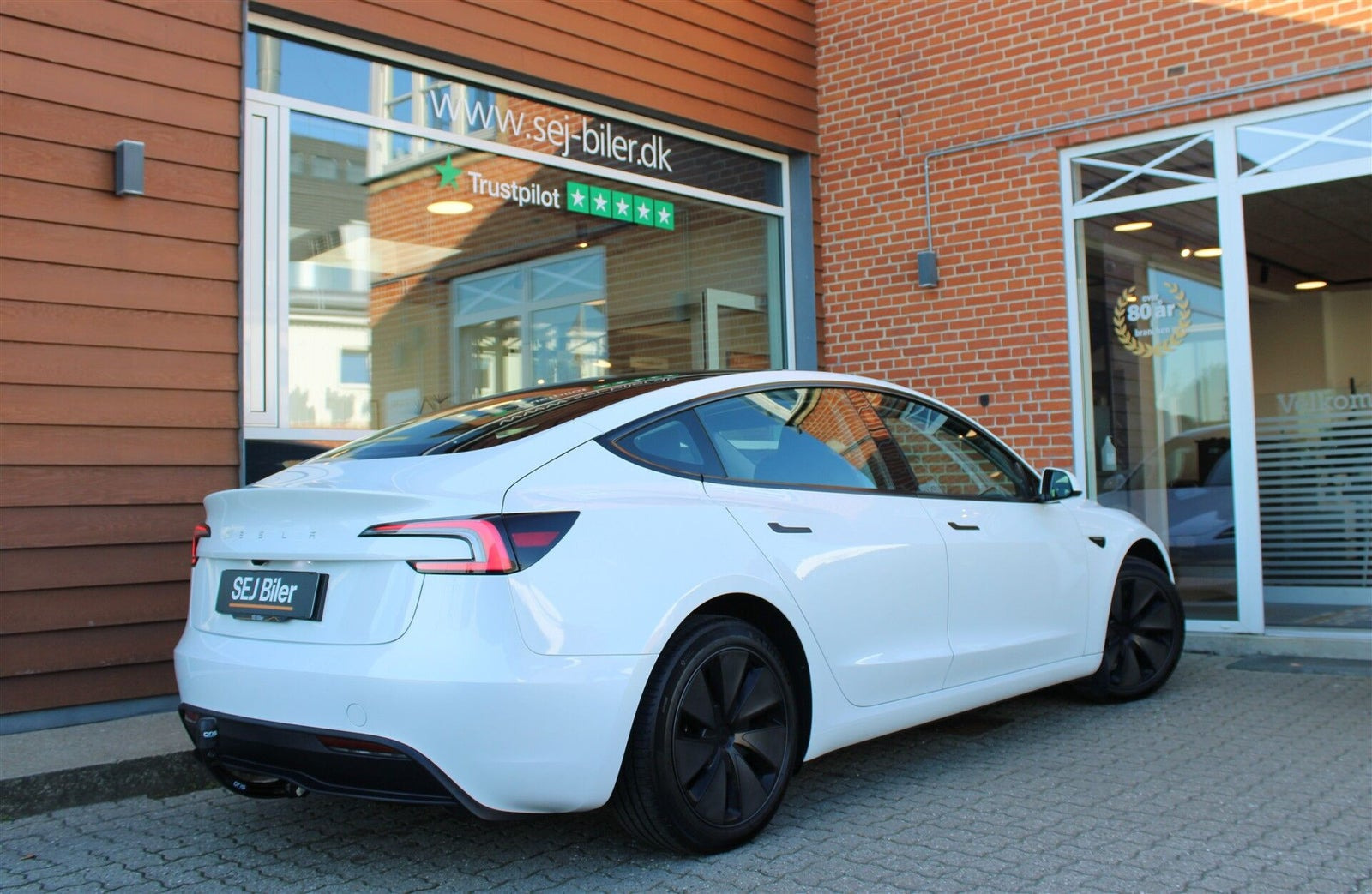 Hvid Tesla Model 3 fra 2024