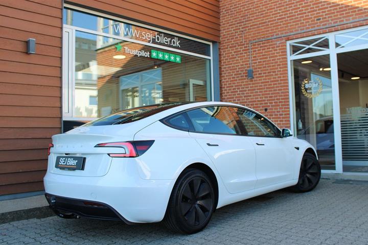 Hvid Tesla Model 3 fra 2024