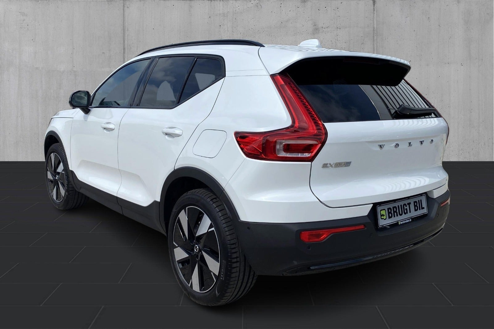 Hvid Volvo EX40 fra 2024