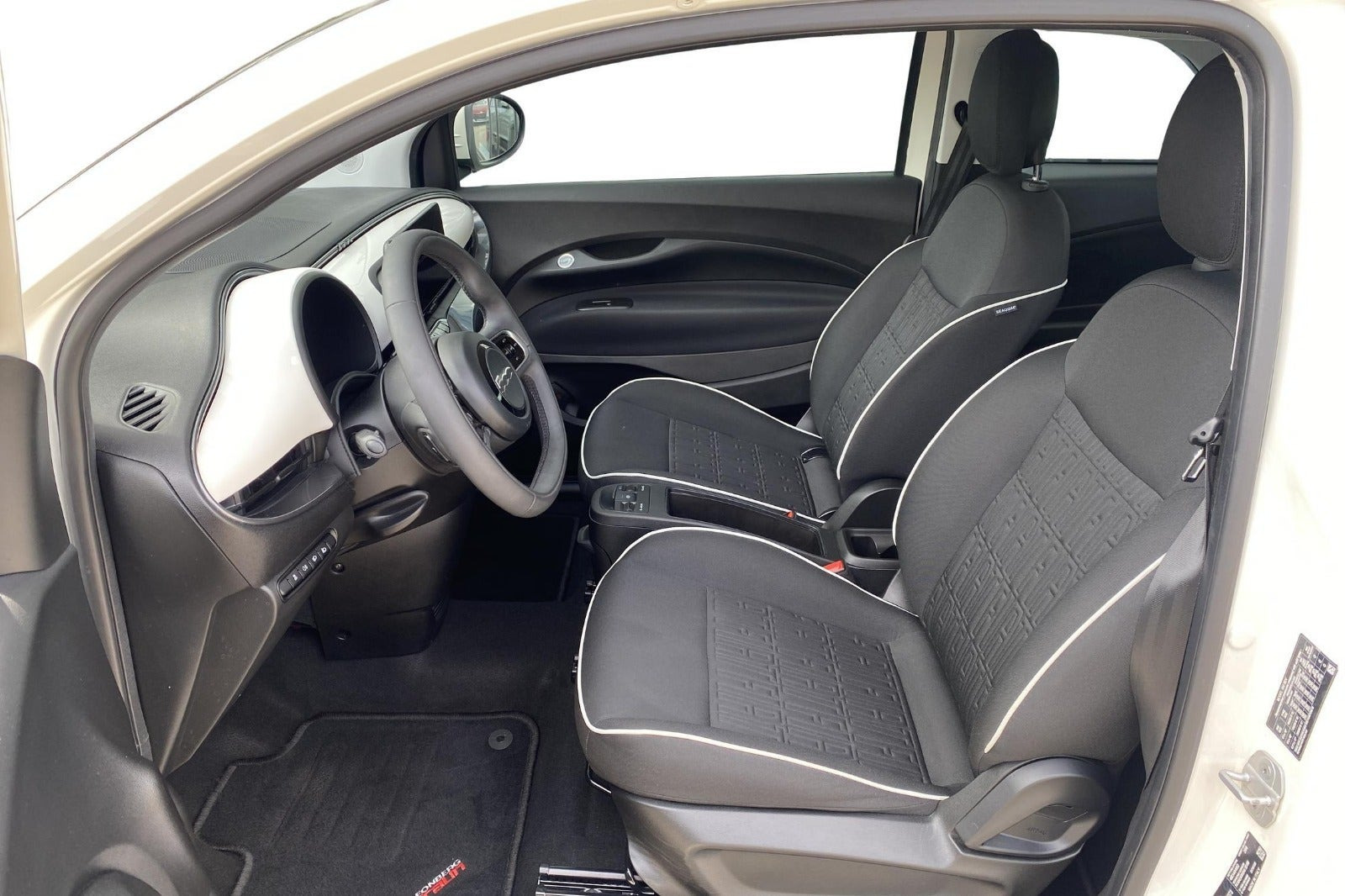 Hvid Fiat 500e fra 2023