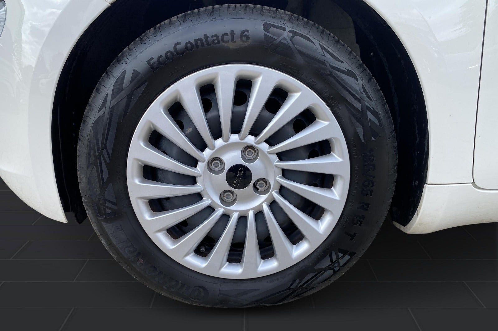 Hvid Fiat 500e fra 2023