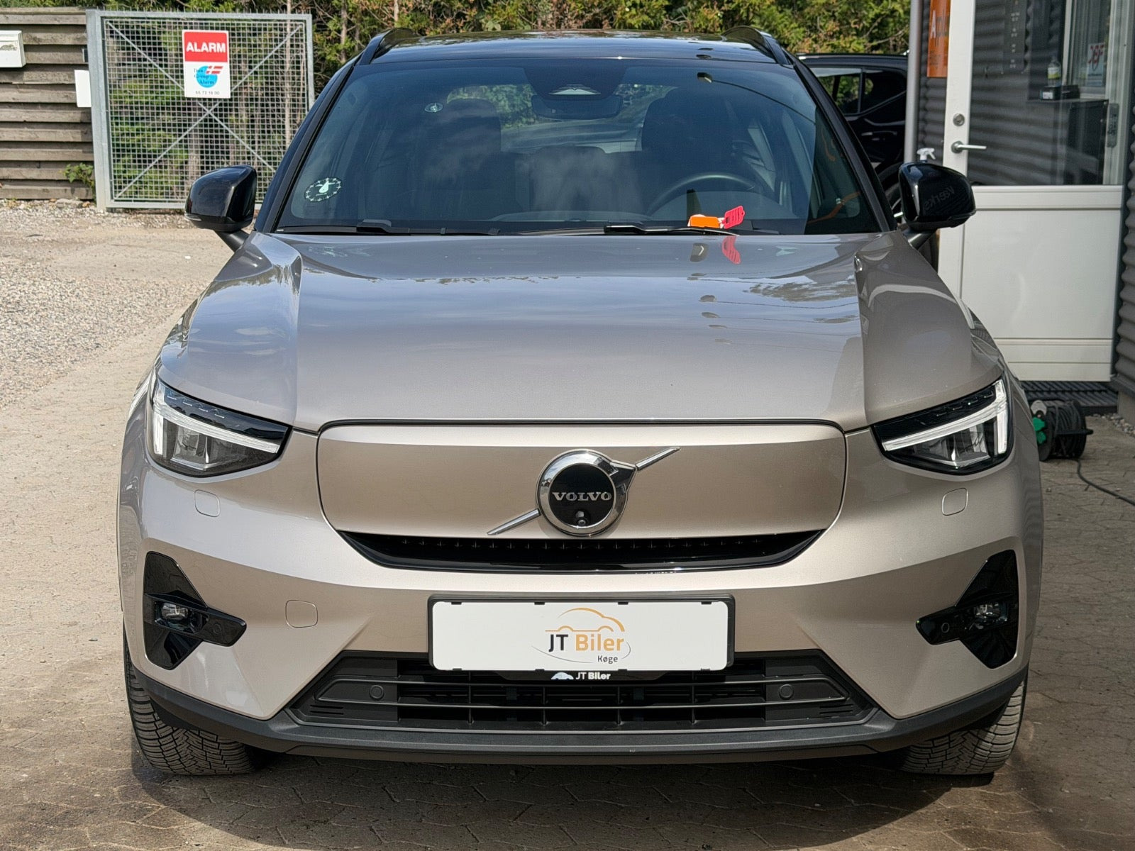 Orange Volvo XC40 fra 2024