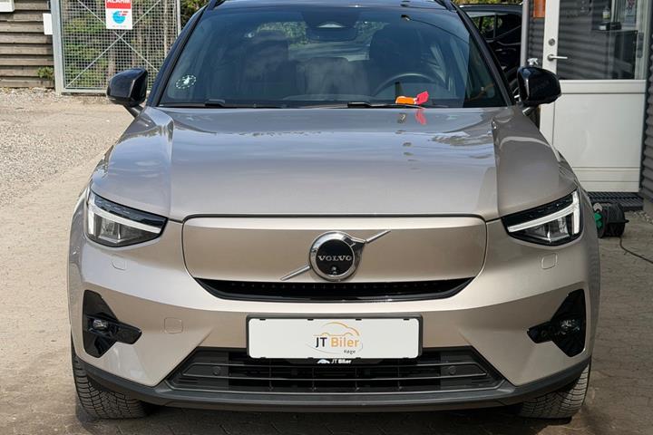Orange Volvo XC40 fra 2024