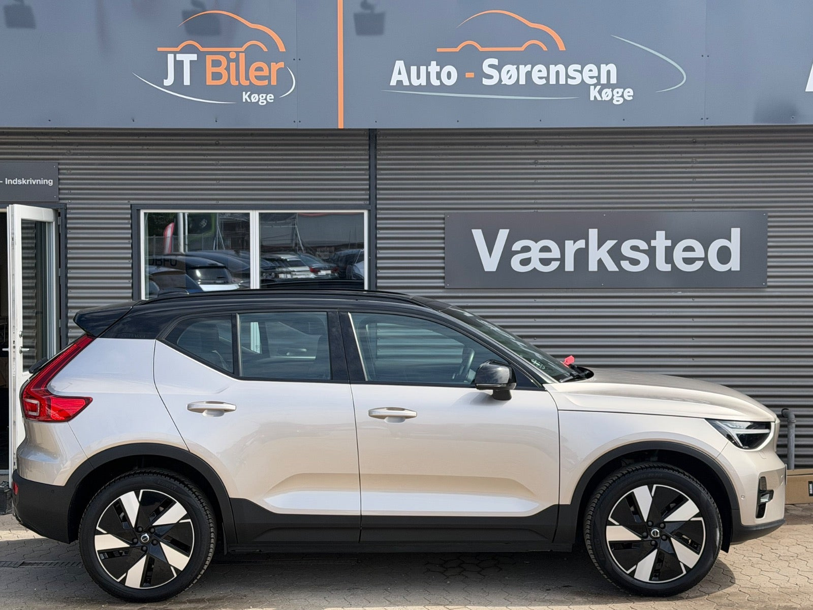 Orange Volvo XC40 fra 2024