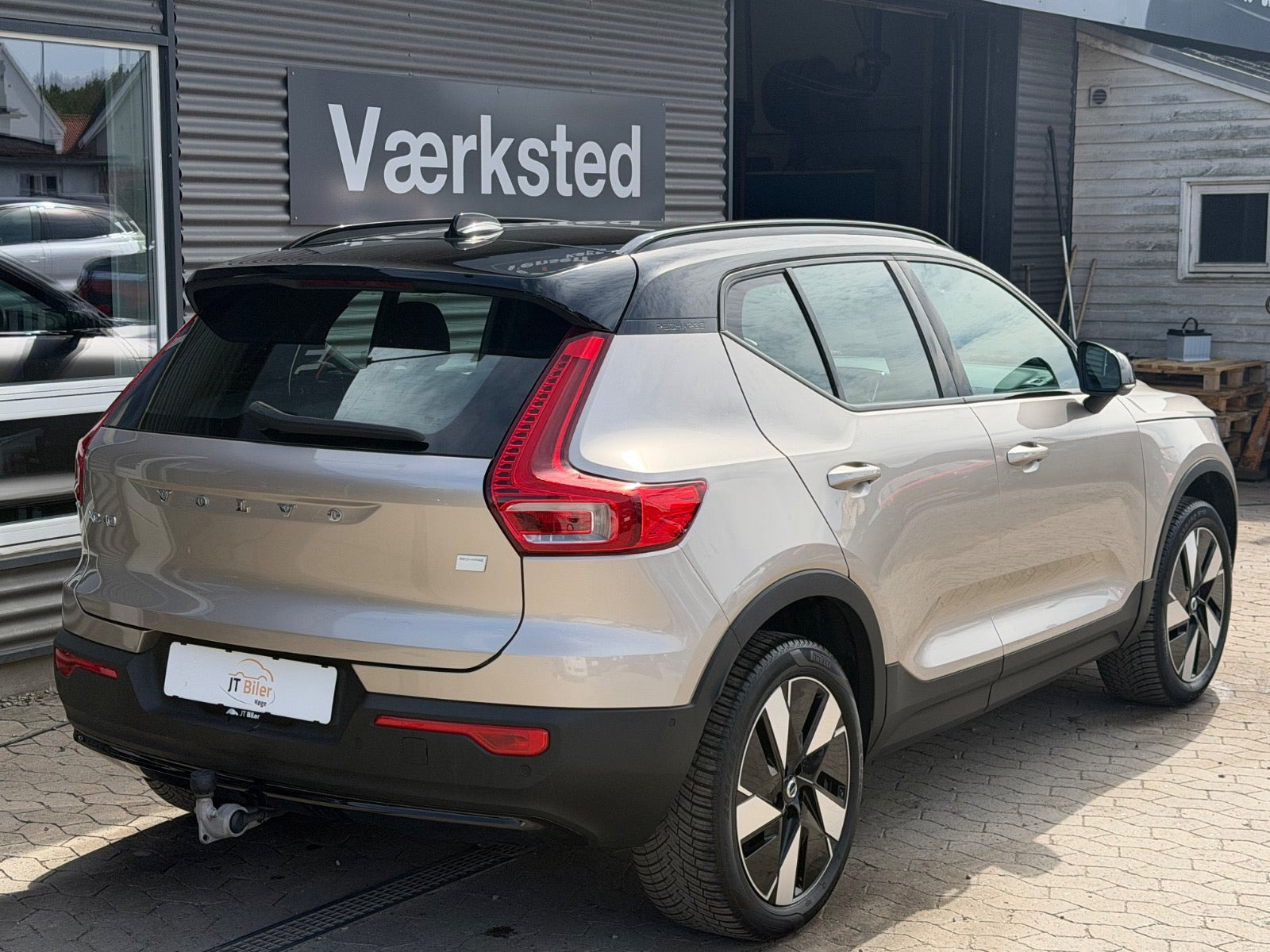 Orange Volvo XC40 fra 2024