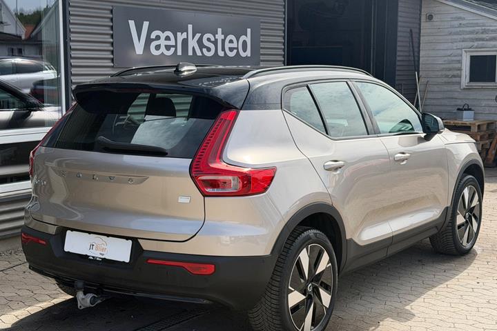 Orange Volvo XC40 fra 2024