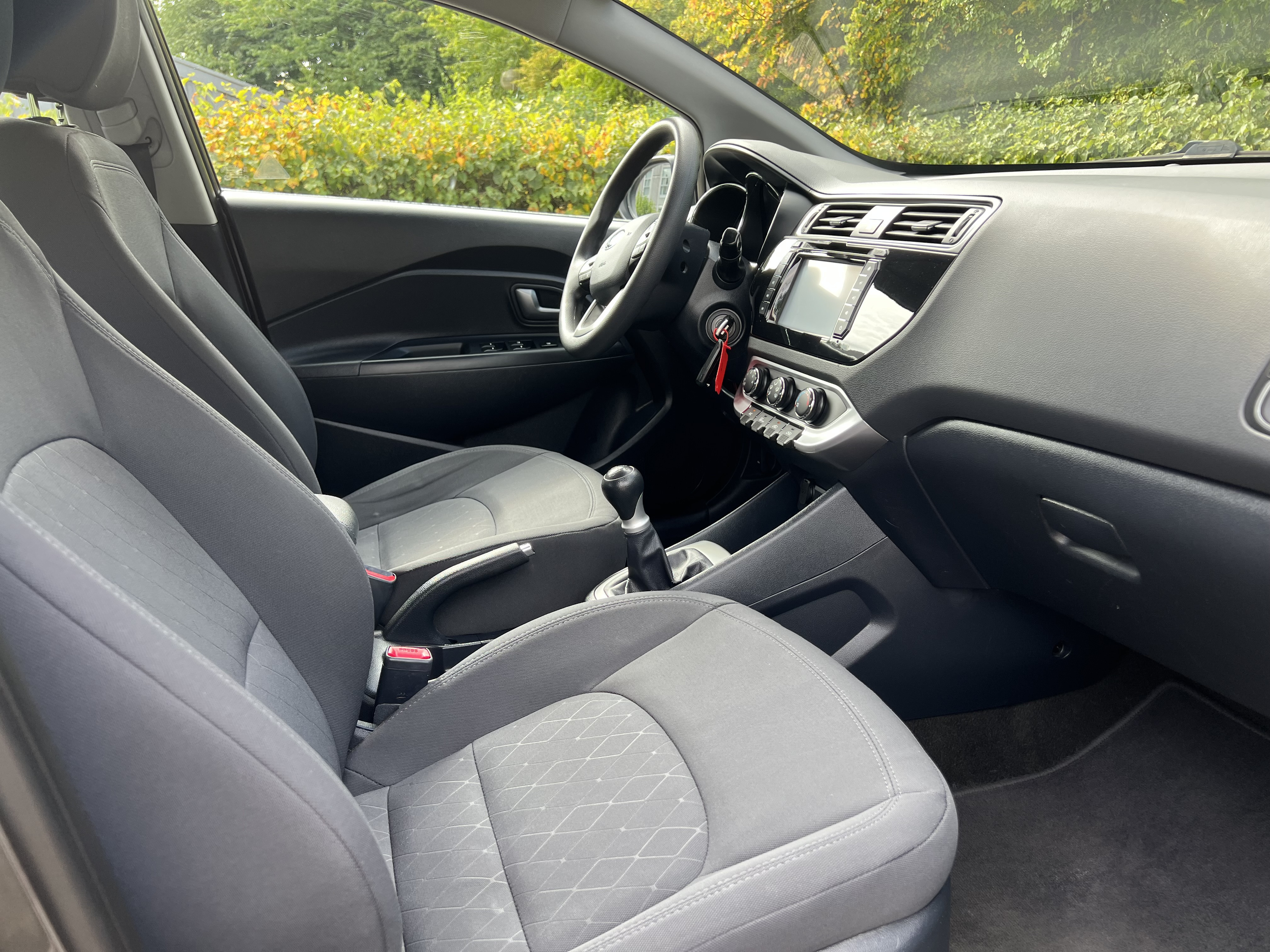 Grå Kia Rio fra 2016