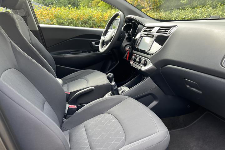 Grå Kia Rio fra 2016
