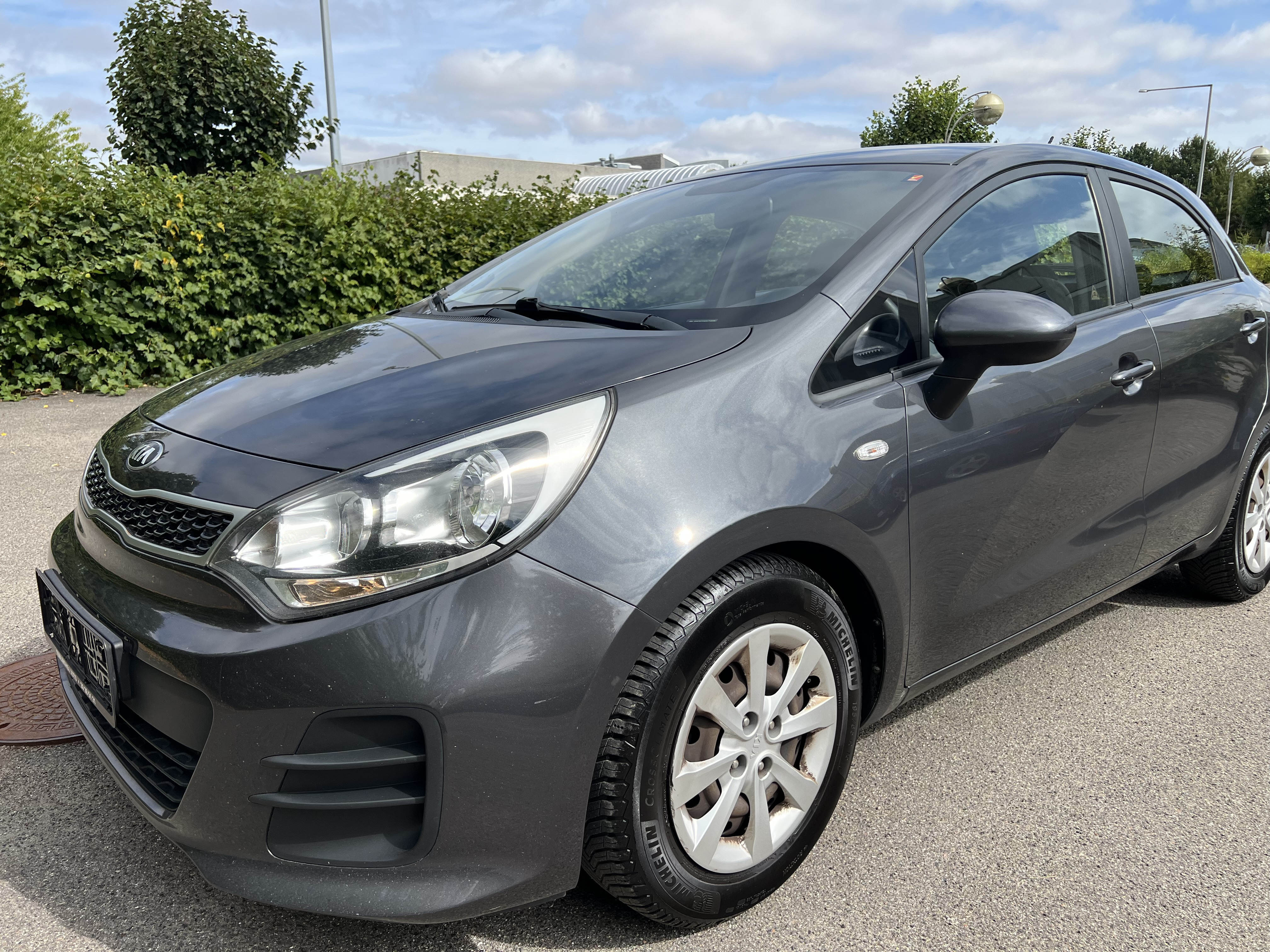 Grå Kia Rio fra 2016