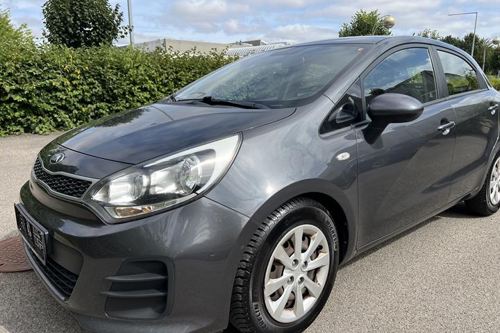 Grå Kia Rio fra 2016