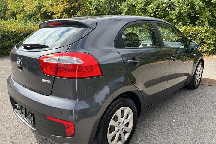 Grå Kia Rio fra 2016
