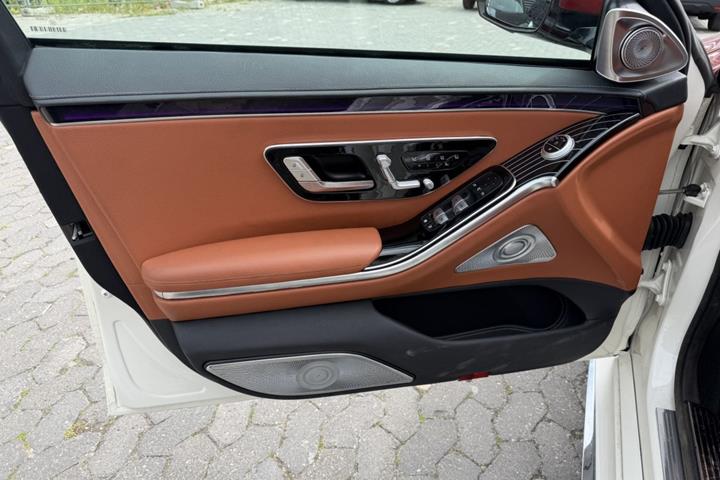 Hvid Mercedes S320 fra 2008