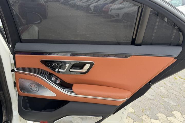 Hvid Mercedes S320 fra 2008