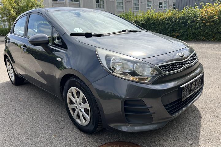 Grå Kia Rio fra 2016