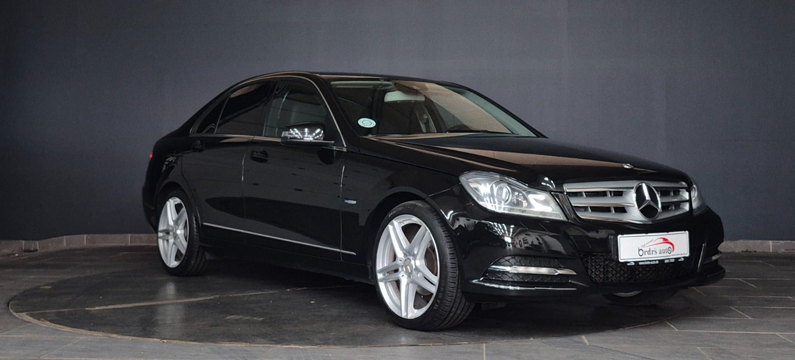 Sort Mercedes C180 fra 2011