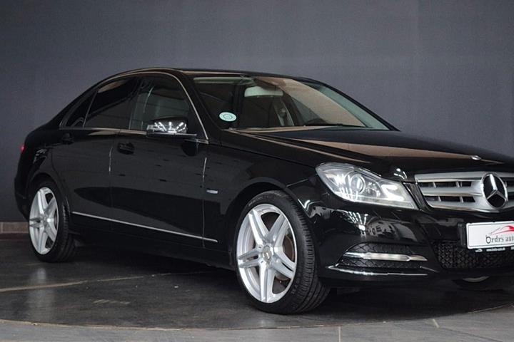 Sort Mercedes C180 fra 2011