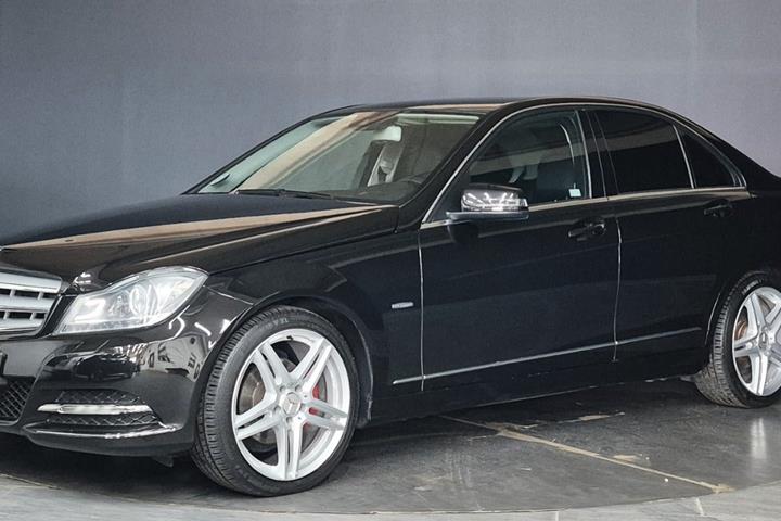 Sort Mercedes C180 fra 2011