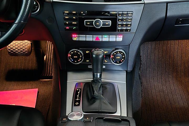 Sort Mercedes C180 fra 2011