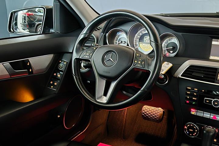 Sort Mercedes C180 fra 2011
