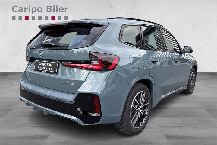 Grøn BMW iX1 fra 2025