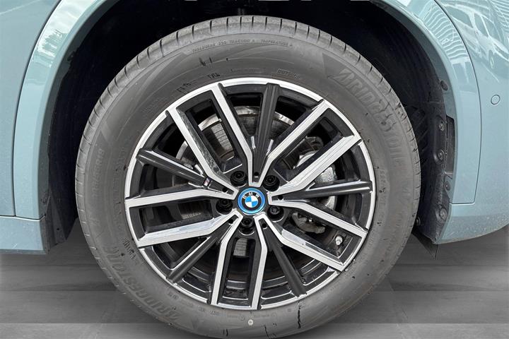 Grøn BMW iX1 fra 2025