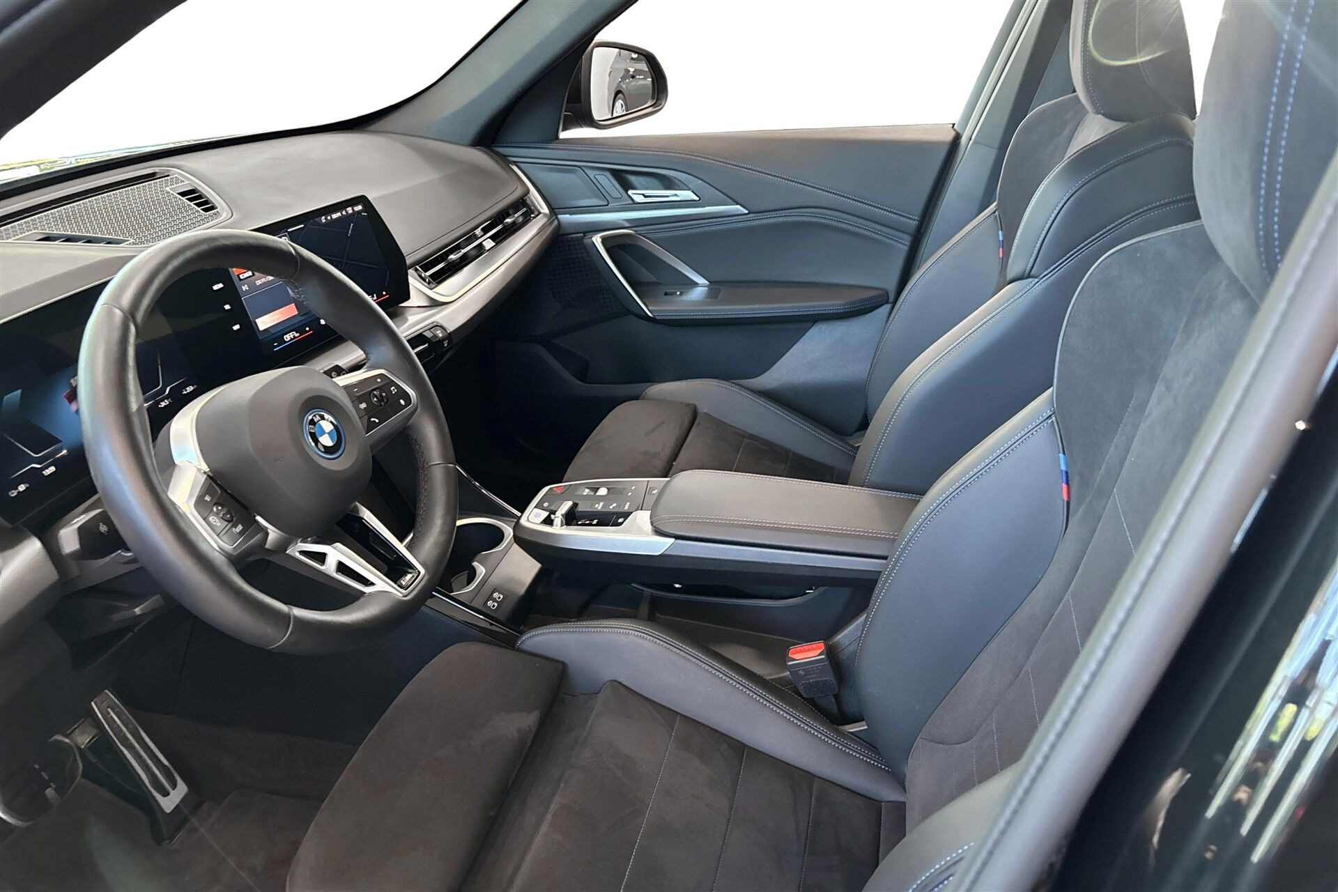 Grøn BMW iX1 fra 2025