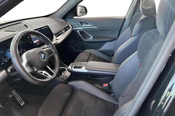 Grøn BMW iX1 fra 2025