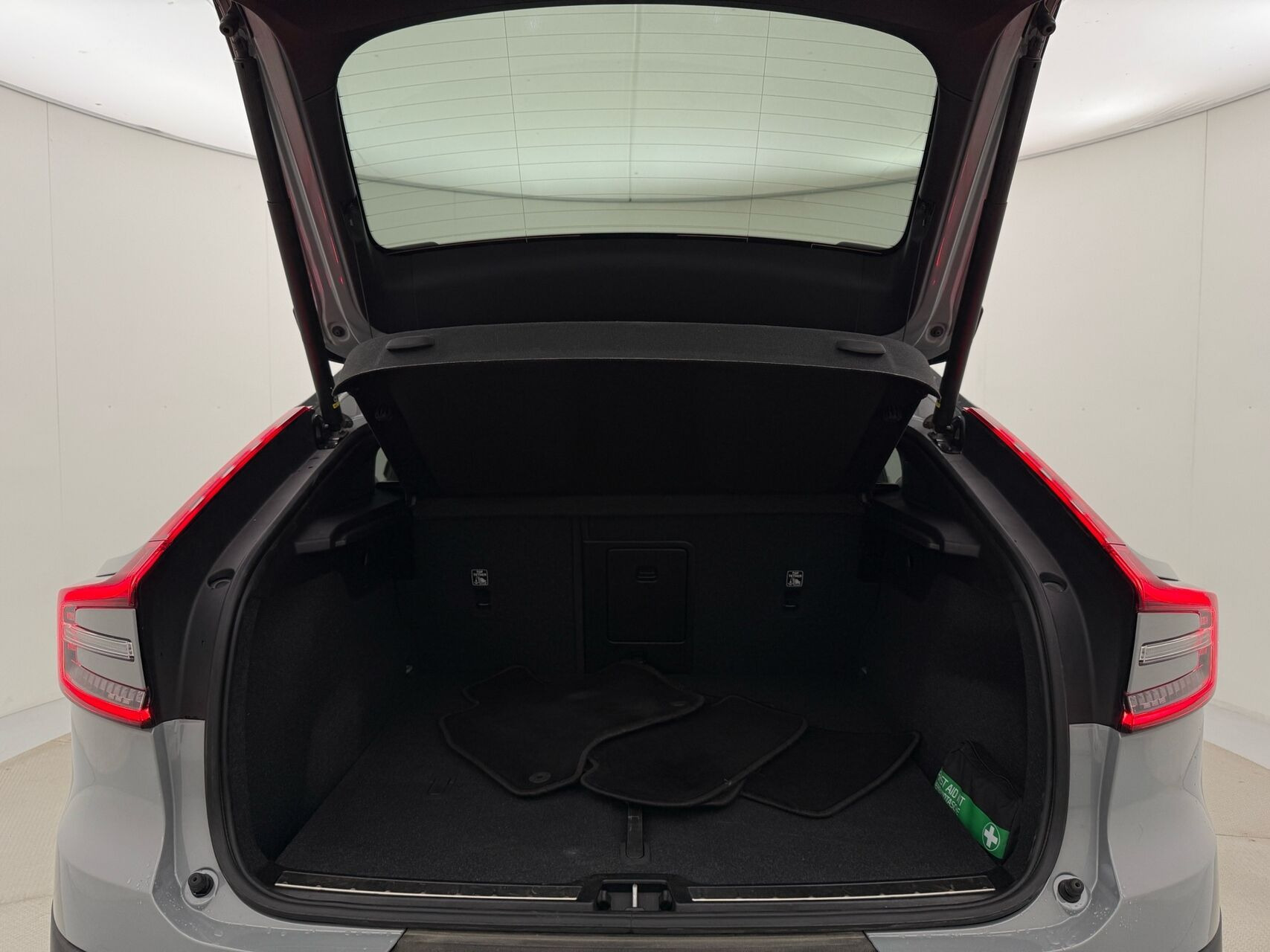 Grå Volvo C40 fra 2024