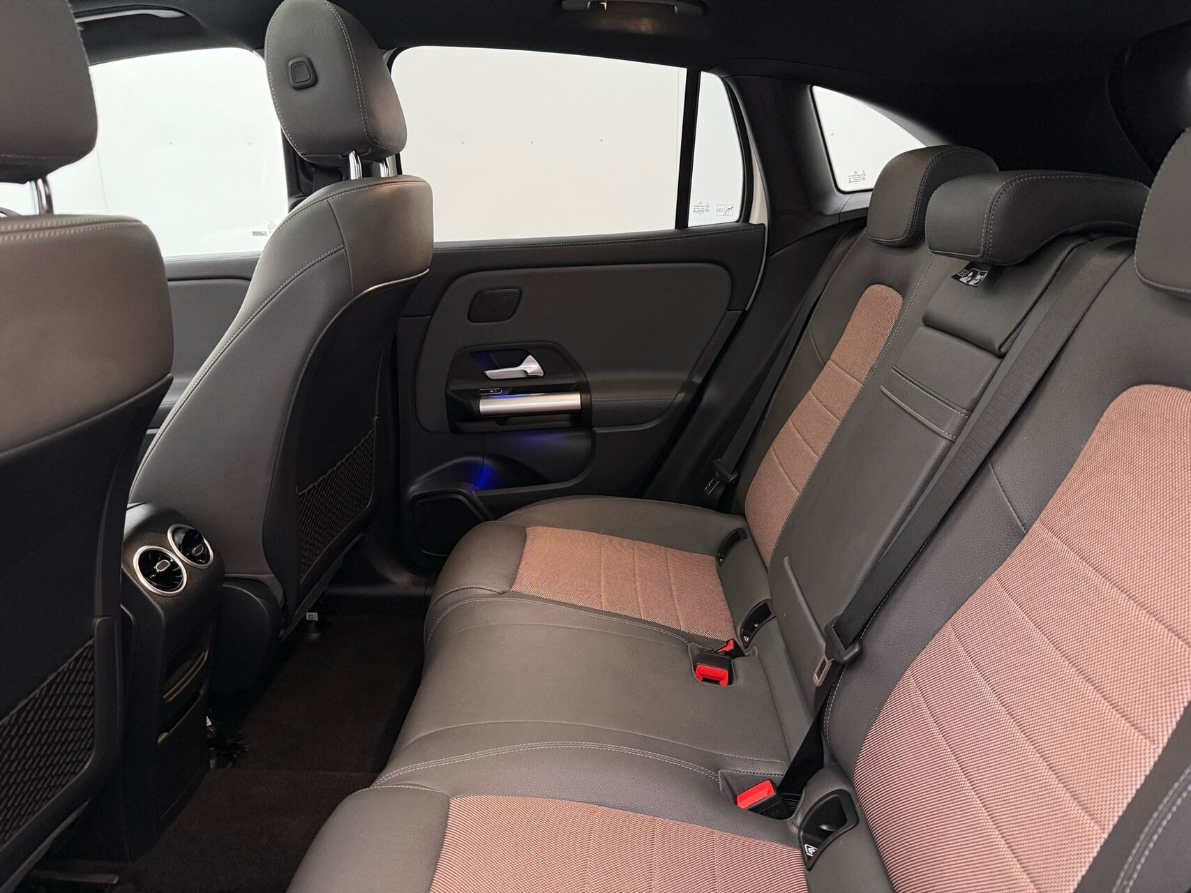 Hvid Mercedes EQA 250+ fra 2023