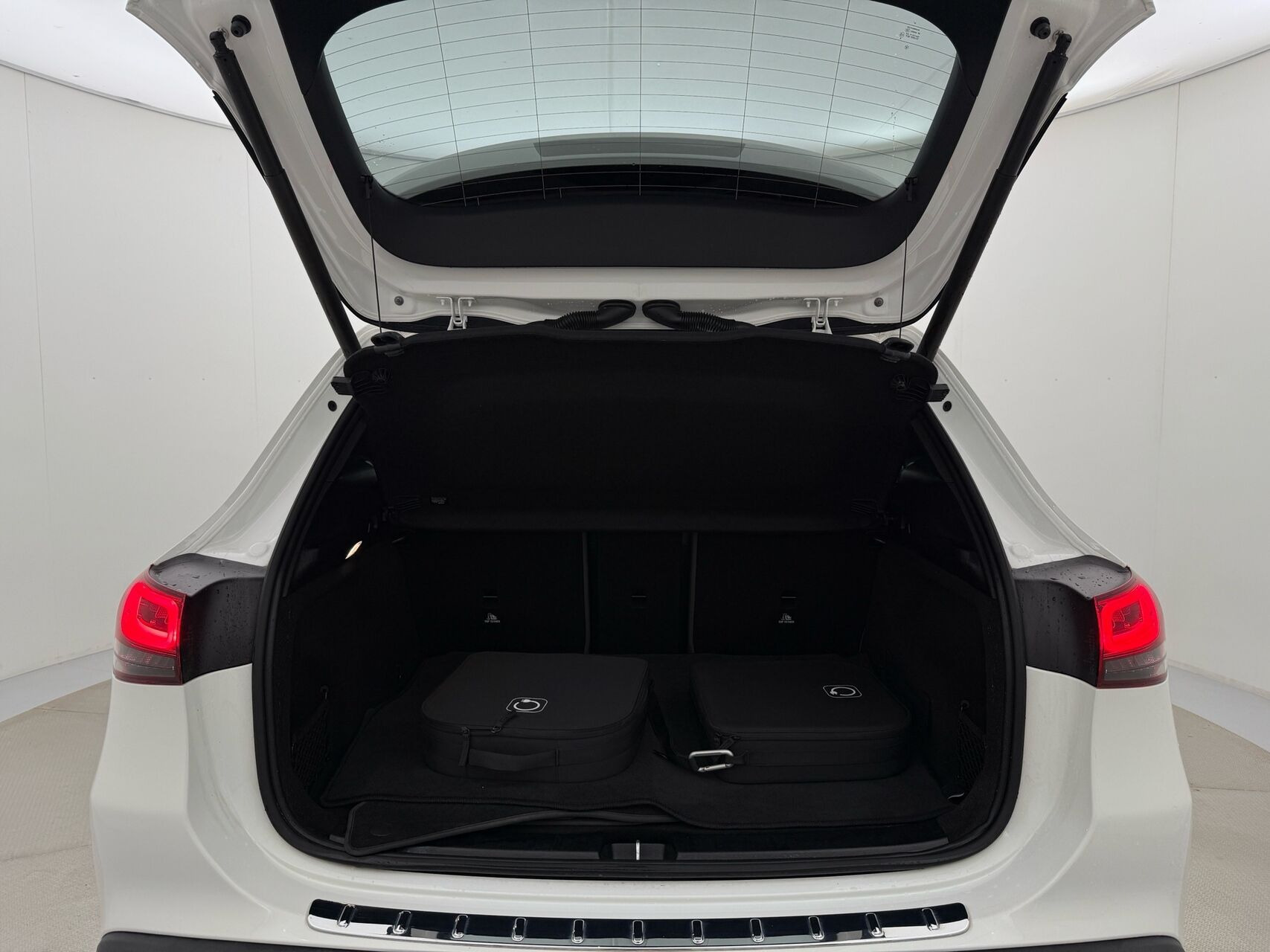 Hvid Mercedes EQA 250+ fra 2023