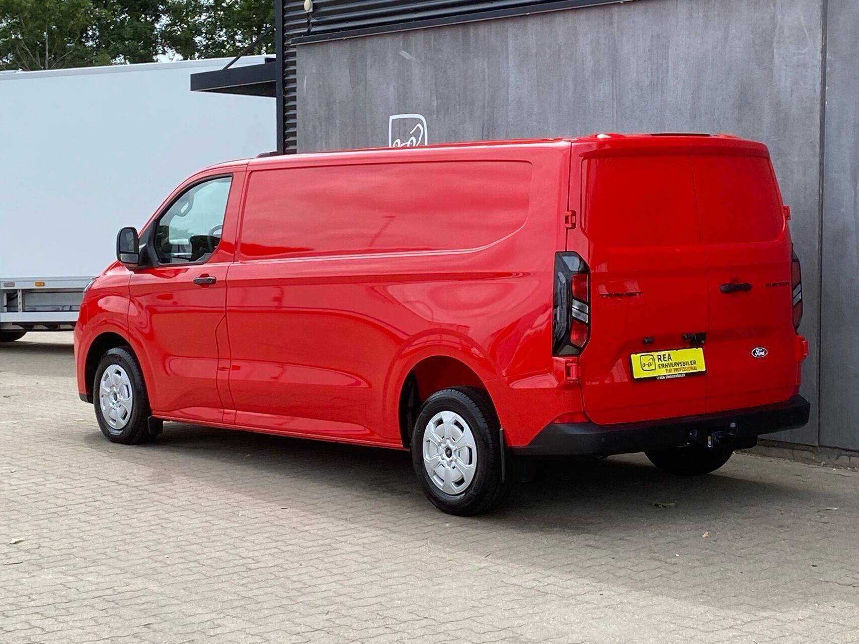 Rød Ford Transit Custom fra 2026