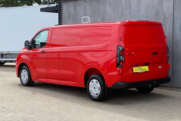 Rød Ford Transit Custom fra 2026