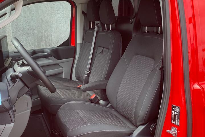 Rød Ford Transit Custom fra 2026