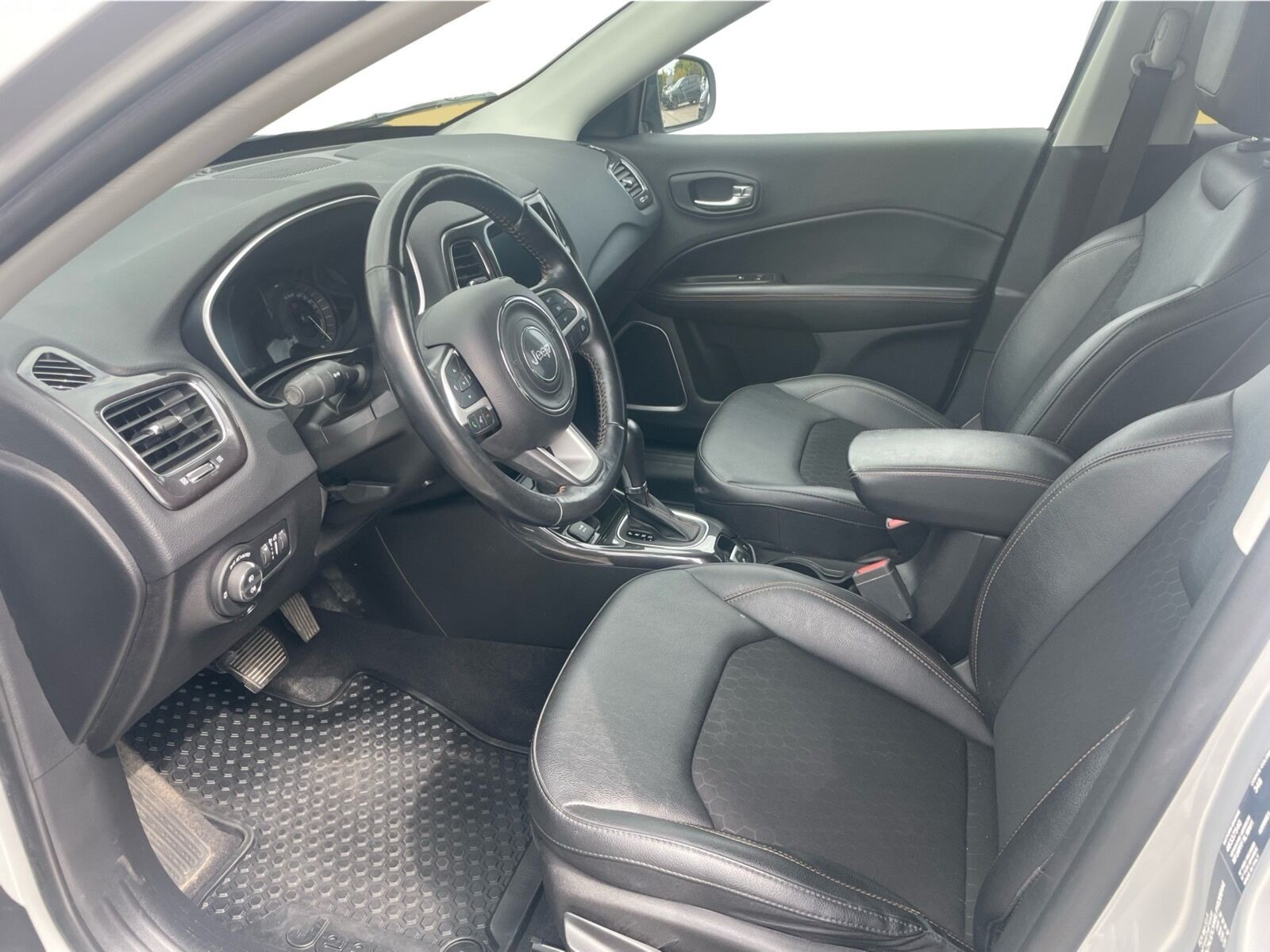 Sølv Jeep Compass fra 2020