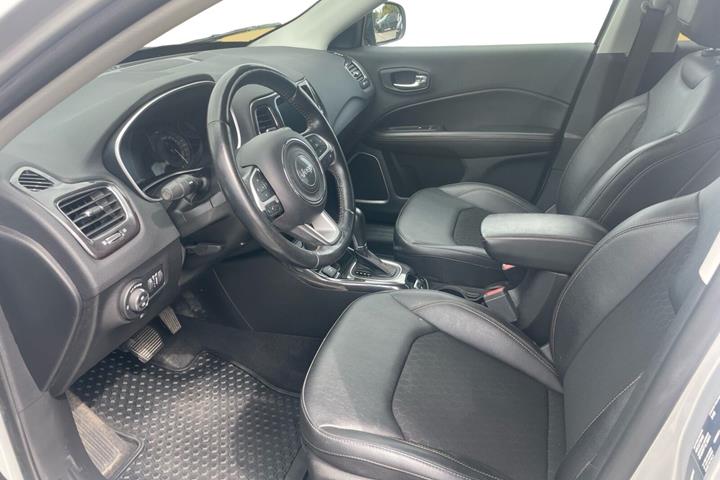 Sølv Jeep Compass fra 2020