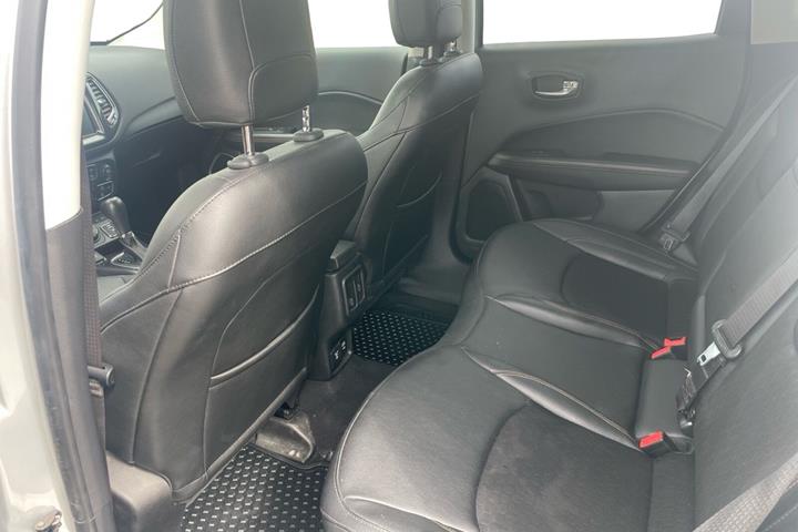 Sølv Jeep Compass fra 2020