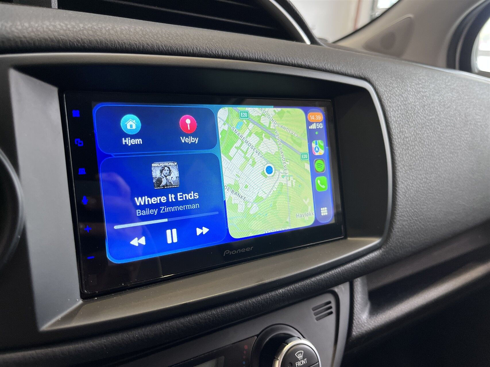 Hvid Toyota Yaris fra 2019