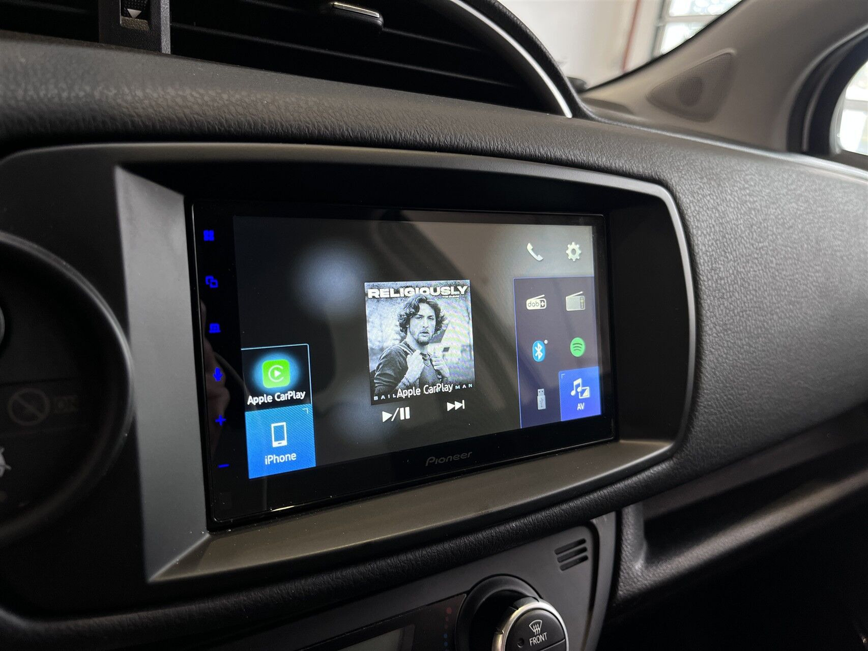 Hvid Toyota Yaris fra 2019