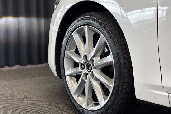 Hvid Mazda 3 fra 2018