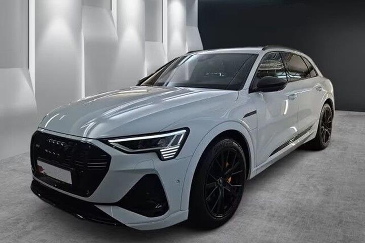 Hvid Audi e-tron fra 2022
